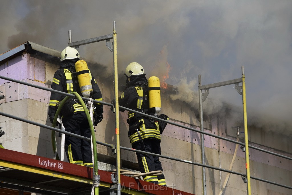 Dachstuhlbrand Koeln Poll Geislarerstr P277.JPG - Miklos Laubert